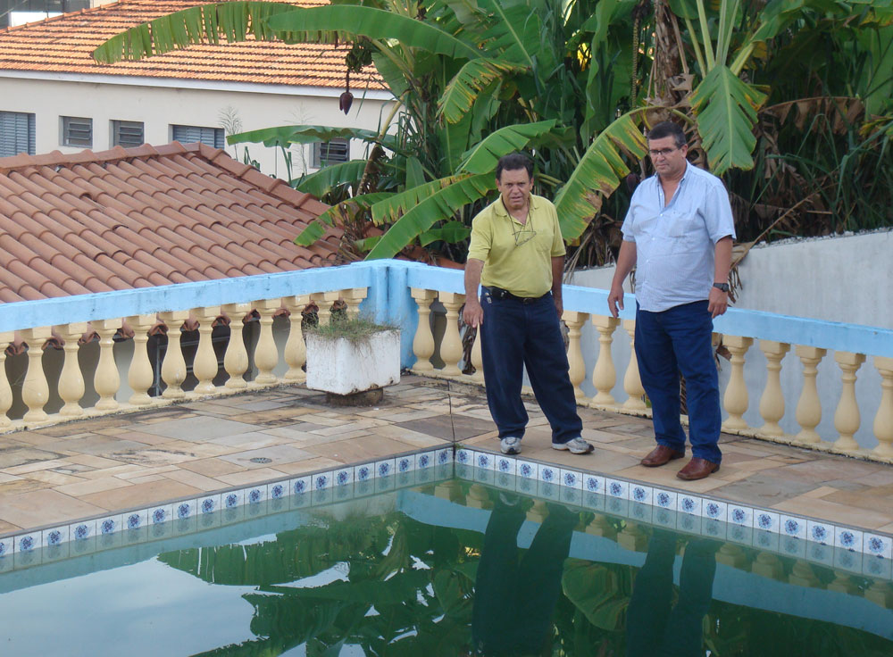 Imagem Presidente da Câmara Vanderlei Zampieri e o vereador Célio do Nascimento mostram piscina abandonada Selecione a Imagem